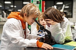 Nu trækker børn i Thisted i de hvide forskerkitler