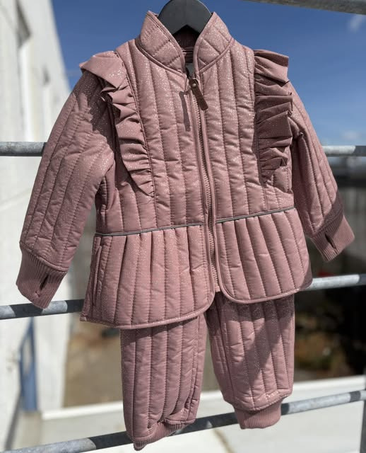 THY OUTDOOR annoncerer tilbud på En Fant termotøj i rosa med glitter