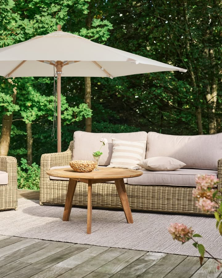 Ny parasol fra BOLIGHUSET THISTED giver skyggefulde stunder i haven