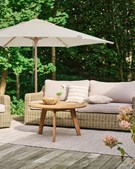 Ny parasol fra BOLIGHUSET THISTED giver skyggefulde stunder i haven