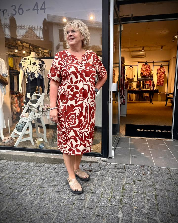 GARDEROBEN præsenterer ny, luftig kjole fra Soyaconcept i rustfarvet mønster