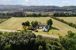 Vilholtvej 43 og 1 anden boliger er kommet til salg denne uge i Brædstrup - se boligerne her.