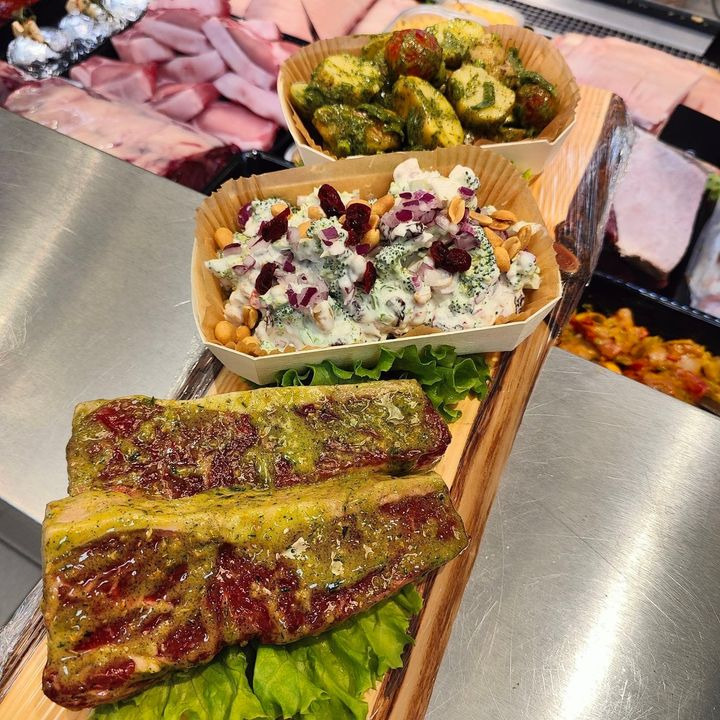 Meny Hjerting tilbyder weekendmenu for to med bøffer, broccolisalat, smørkartofler og bearnaisesauce for 149,95 kr.