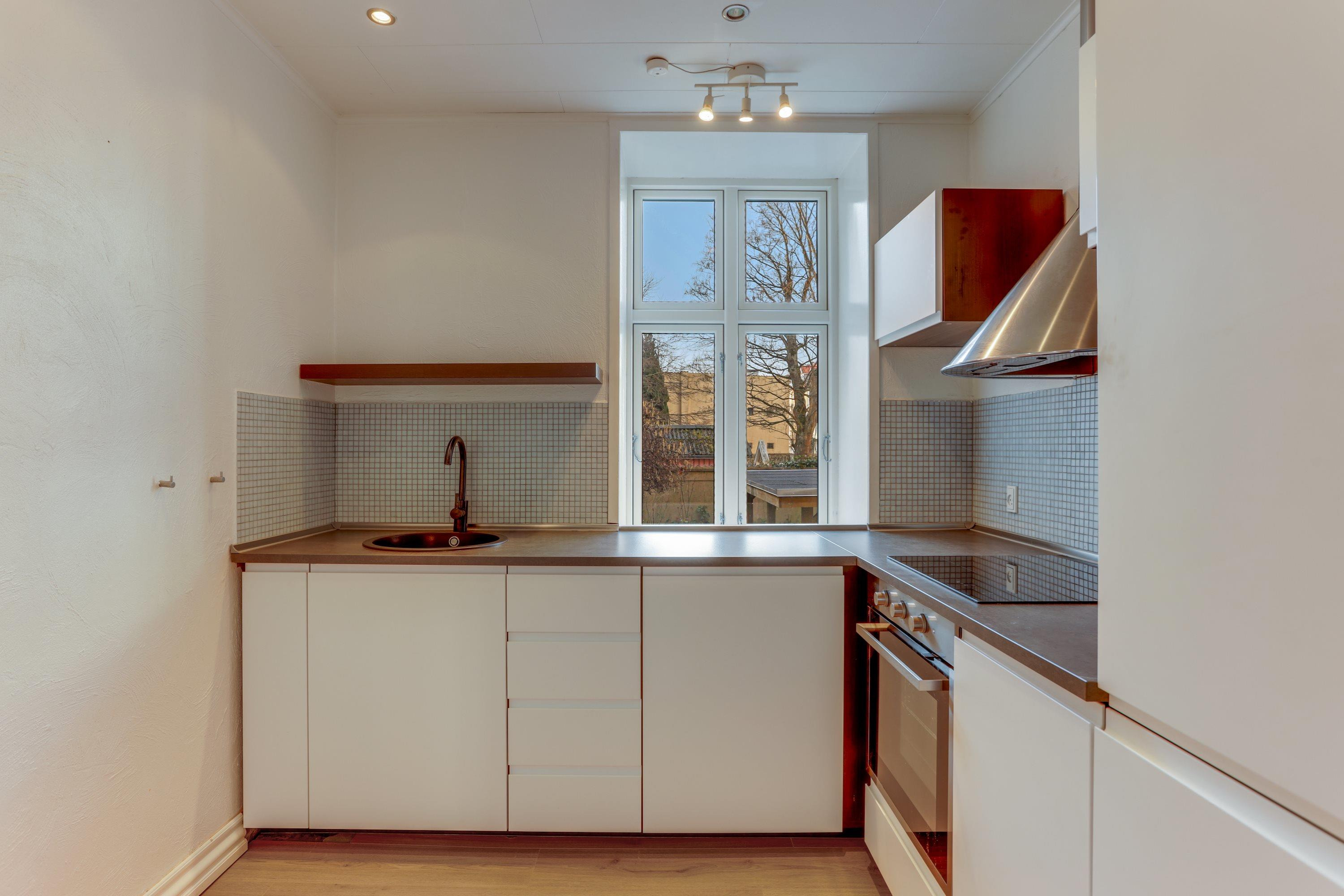 Centralt beliggende 2-værelses med nyt køkken og hyggelig gårdhave