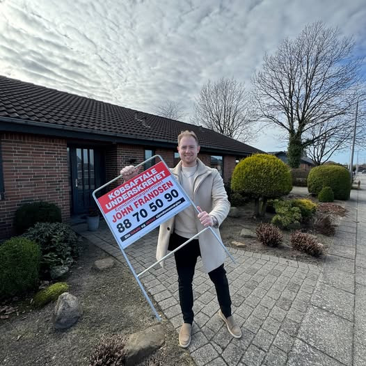 John Frandsen Ikast underskriver købsaftale og gør bolighandel til virkelighed