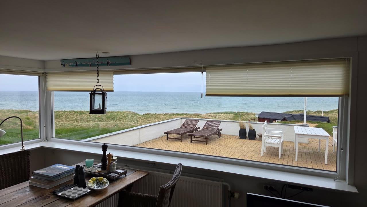 Høj Data ApS monterer plissegardiner i sommerhus i Lønstrup