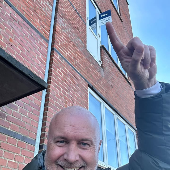 Jesper og Alexander fra RealMæglerne Esbjerg og Bramming fejrer solgte boliger på skiltetur