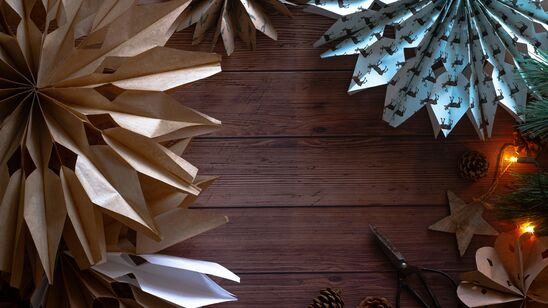 Lav smukt julepynt af gamle bøger på Lemvig Bibliotek