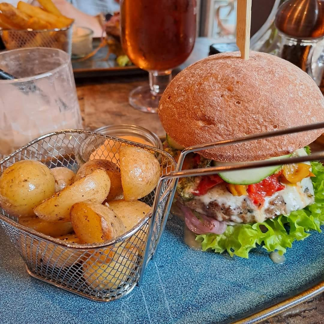 Prøv Café Tidslös' glutenfri burger for en fantastisk madoplevelse