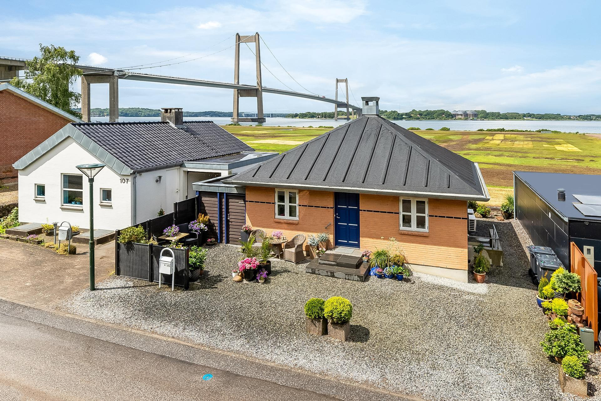 RealMæglerne Middelfart tilbyder hus i første række til Lillebælt for under 3 mio.