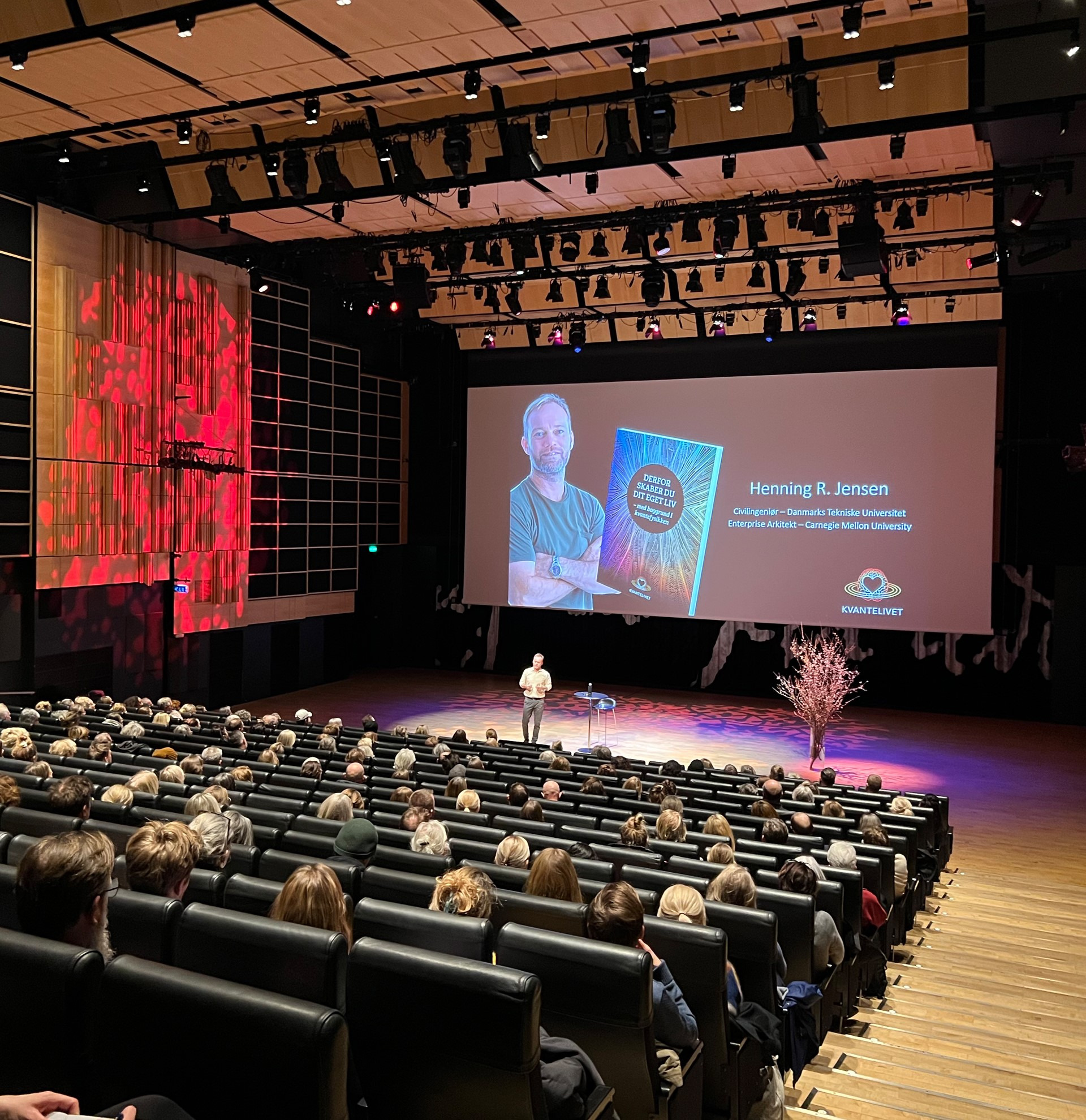 En aften med kvantefysik og komik i Musikhuset Aarhus