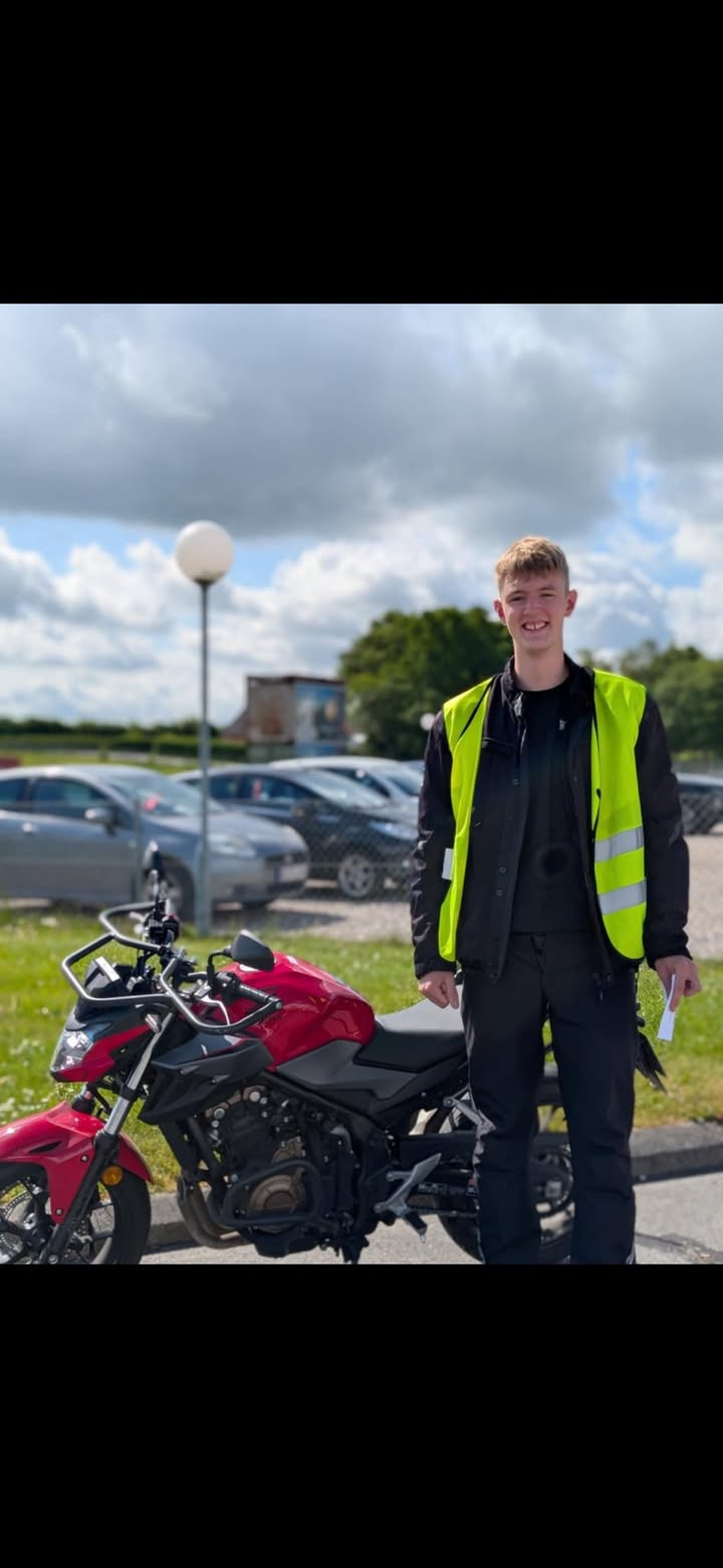 Frisdal Køreskole I/S fejrer 28 beståede MC-køreprøver på en uge