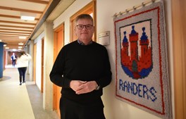 Borgmester modtager værk af internationalt anerkendt outsiderkunstner