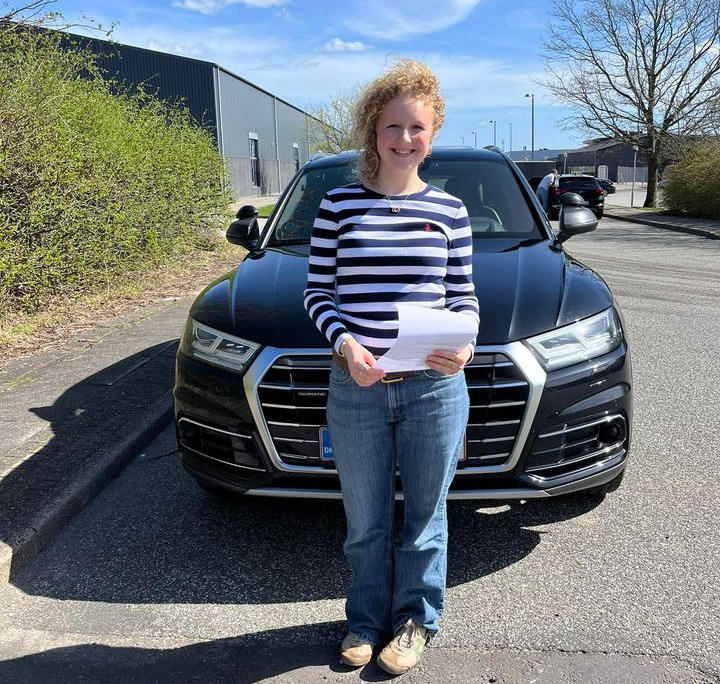 Eva består køreprøve med 0 fejl: Centrum Køreskolen fejrer succesfuld elev