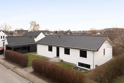 Ejendomsmæglerne Hansen & Thoft præsenterer strømlinet villa i Storvorde