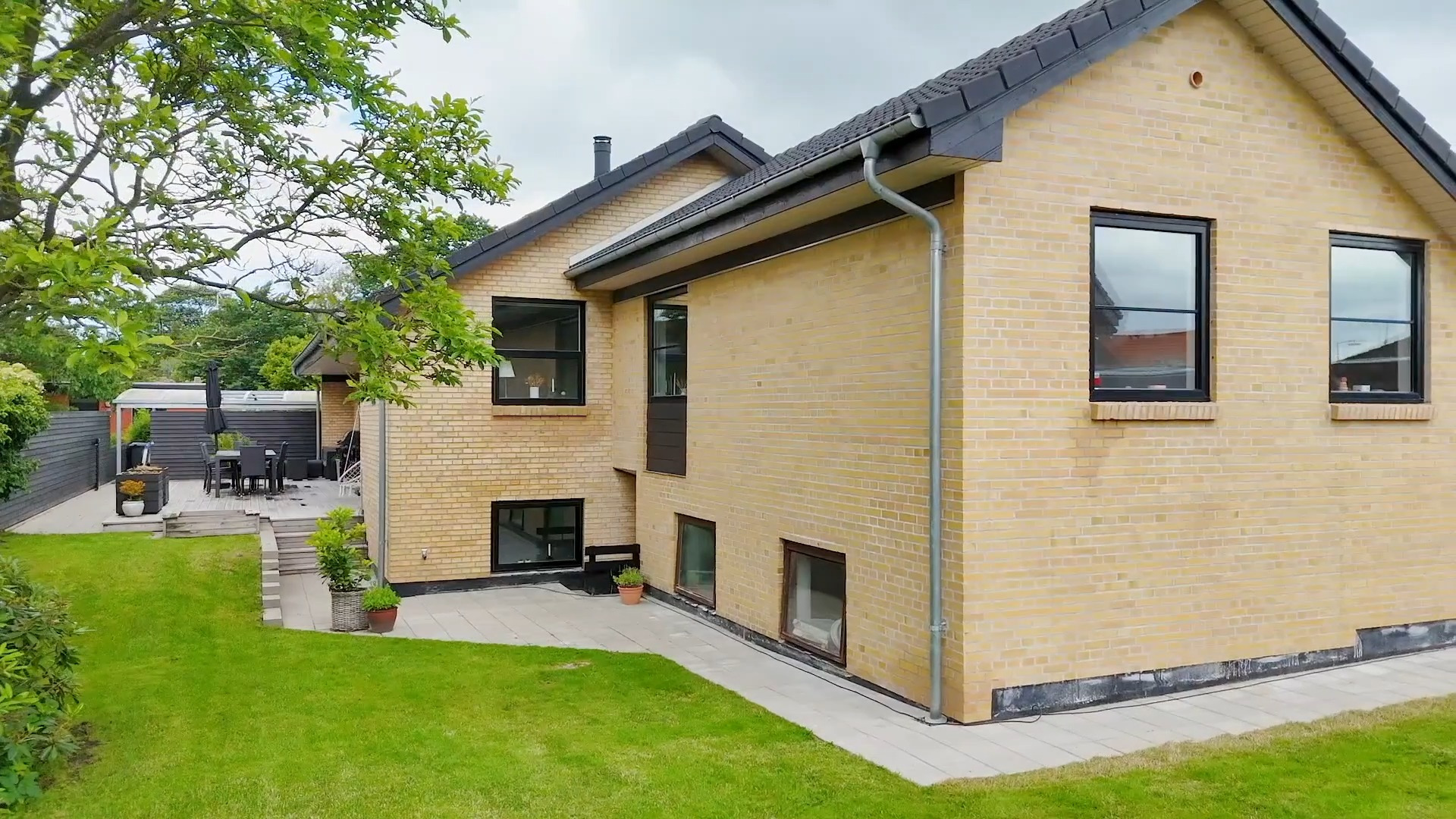 Mæglerhuset Brønderslev præsenterer stilfuld og indflytningsklar villa i Brønderslev til ny attraktiv pris