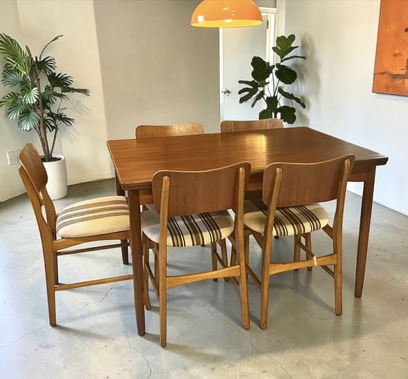 By Duddie præsenterer eksklusivt spisebordssæt designet af Ib Kofoed Larsen til salg