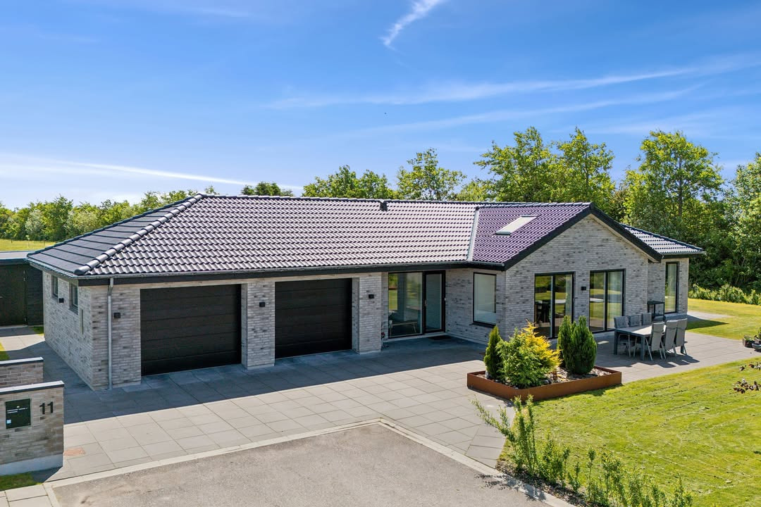 Mæglerhuset - Aabybro præsenterer gennemført villa fra 2022 i rolige omgivelser