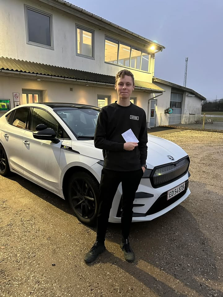 Frisdal Køreskole ønsker tillykke til Frederik med kørekortet