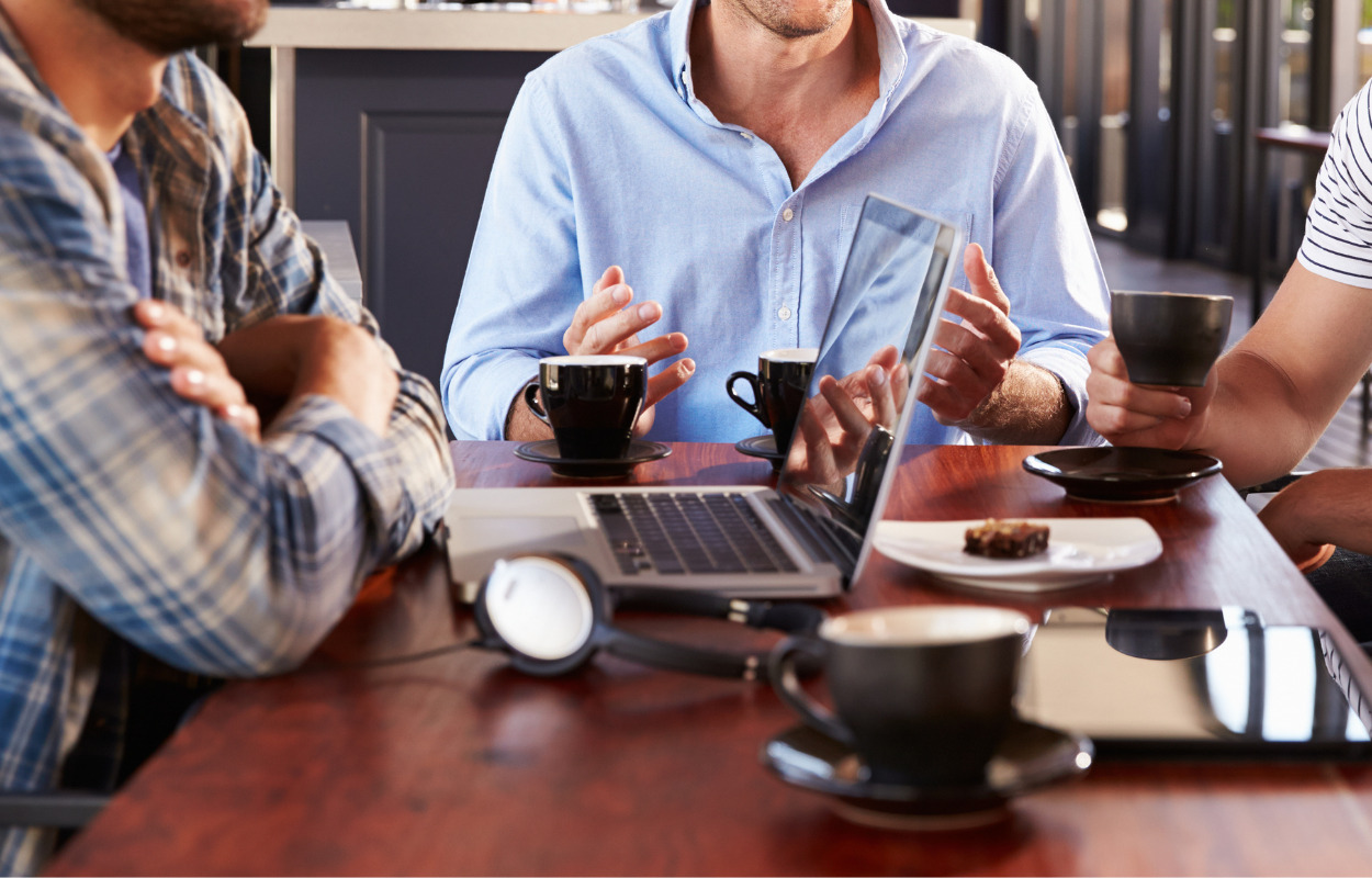 Stor herrefrokost med fokus på netværk