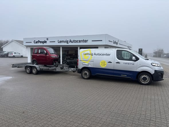 Lemvig Autocenter leverer E-Force kabinescooter til ny ejer