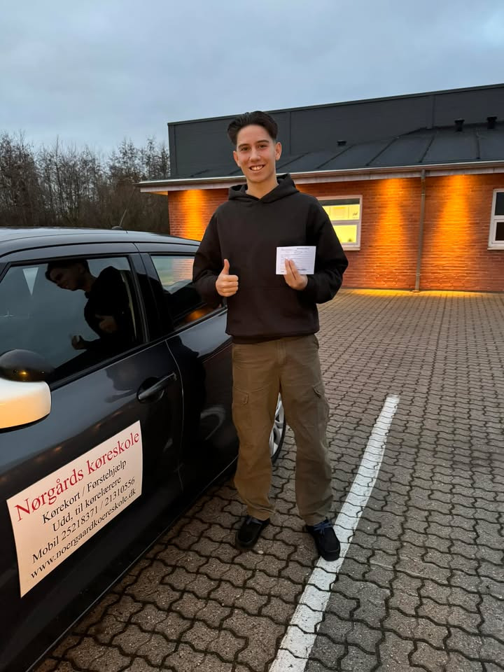 Jeppe bestod køreprøven hos Nørgaards Køreskole i Kaas