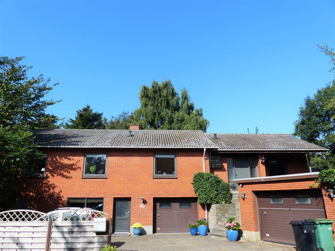 Dejlig villa med muligheder - 2 gode garager og værksted.