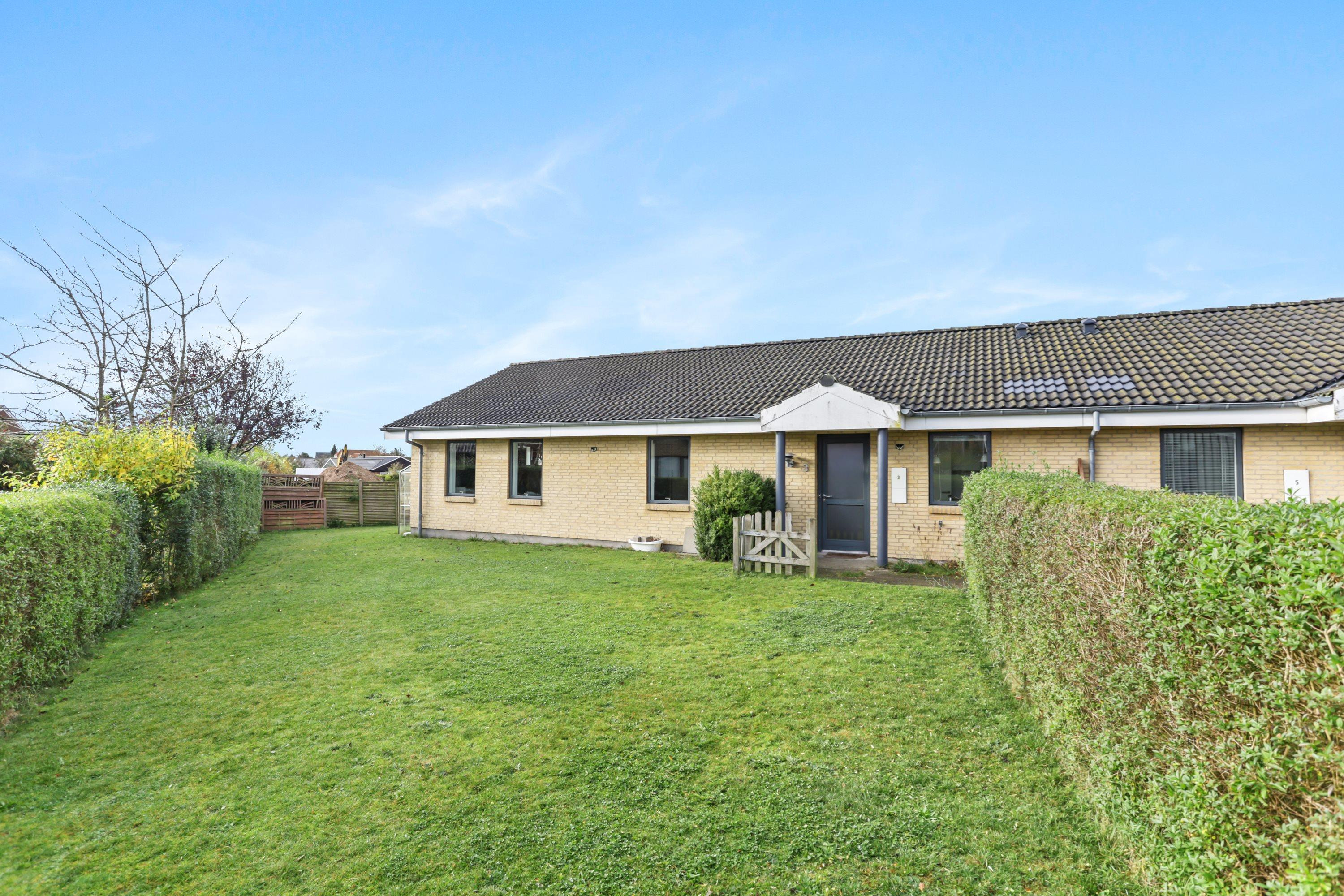 Til salg hos Mæglerhuset - Aabybro: Halvt dobbelthus fra 2005 med lukket have