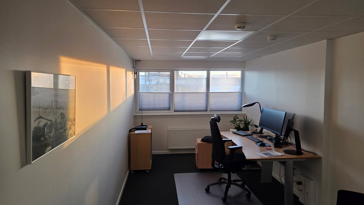 Høj Data ApS monterer 63 plissegardiner for optimal lysregulering på kontoret