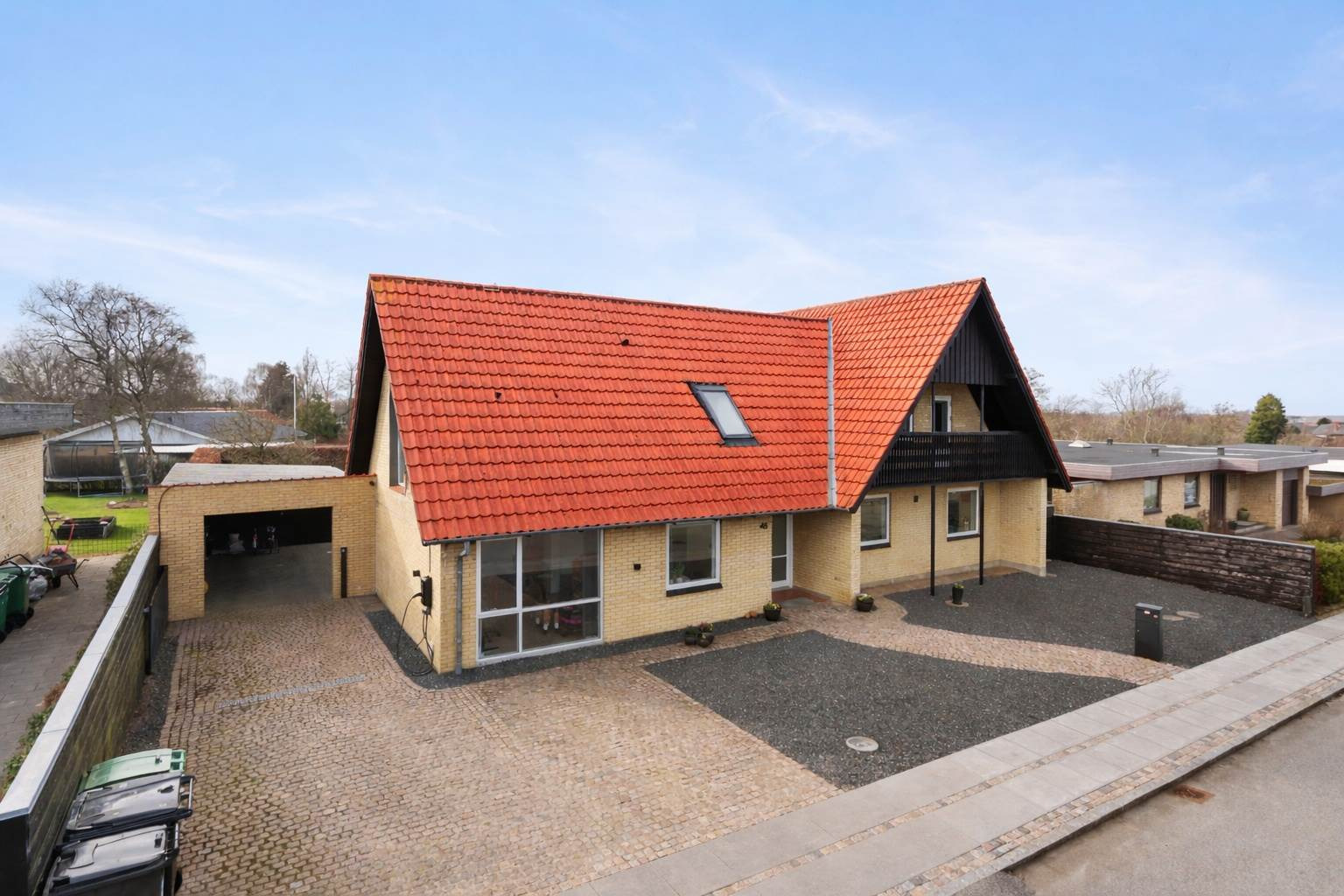 Til salg hos EDC Ejen­doms­grup­pen Struer: Rummelig og moderniseret familievilla