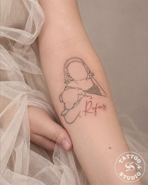 Tattoo Studio 96 Aarhus foreviger personligt fine line-motiv med navnet Rofus
