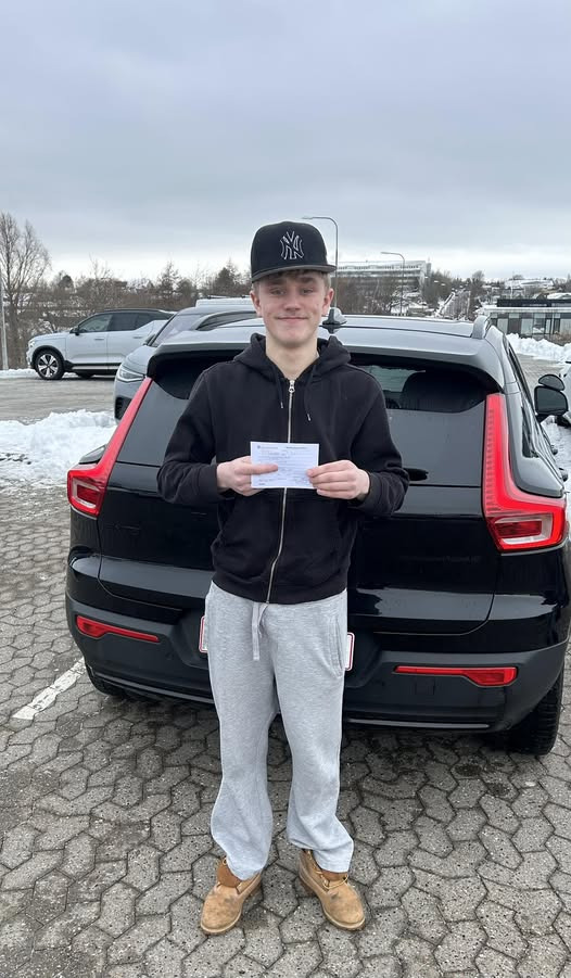 Kenneth Sand Køreskole fejrer Albert Holmsgaards beståede køreprøve i første forsøg