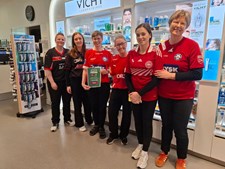 Herning Løve Apotek opfordrer til fodboldtrøje fredag for at støtte kampen mod børnekræft