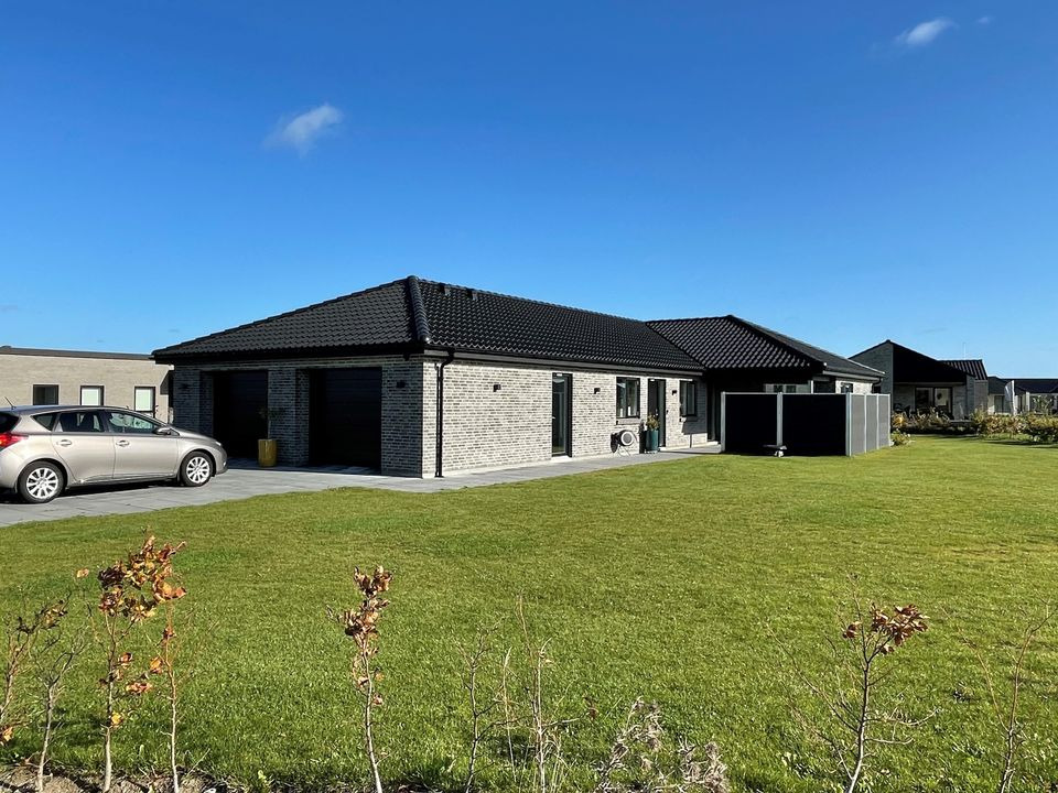 RealMæglerne Klaus Larsen præsenterer moderne MILTON villa i Dronningborg til salg