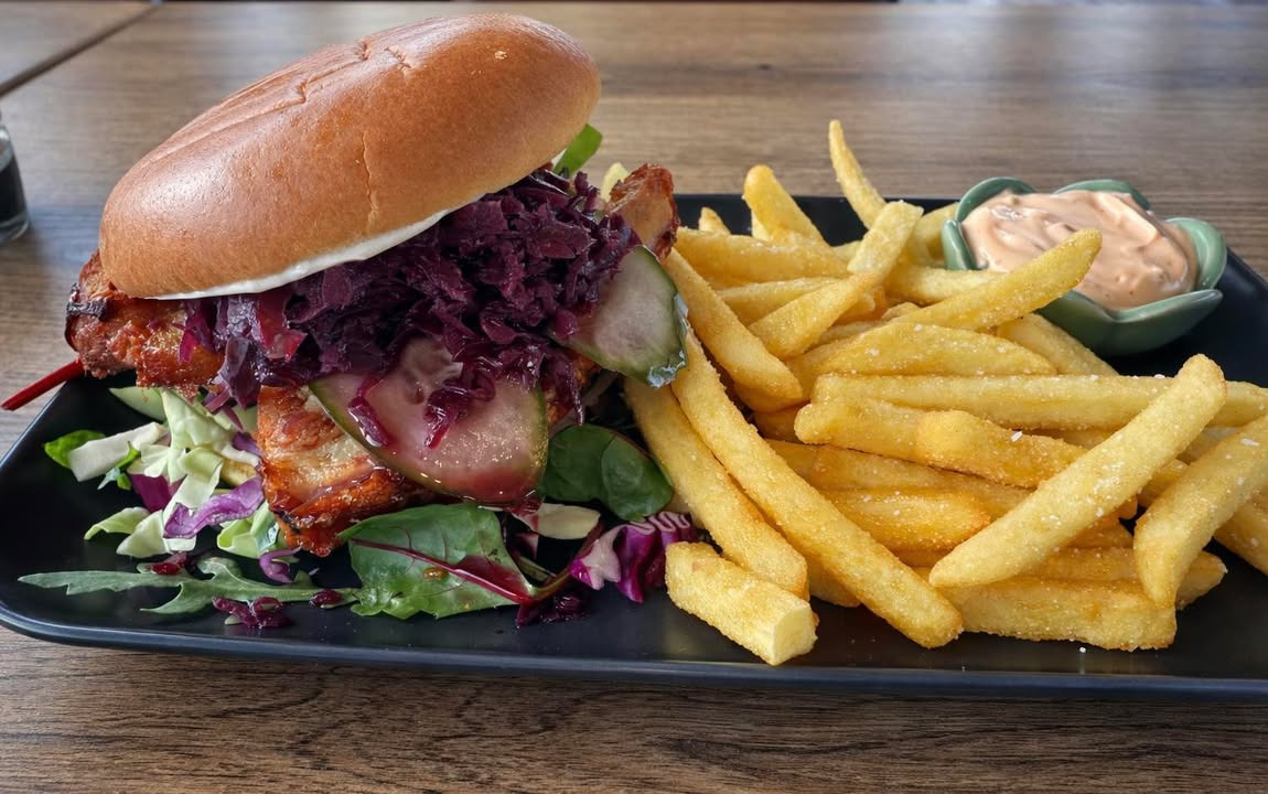 Café Møller byder på søndagstilbud med hjemmelavet ribbensandwich