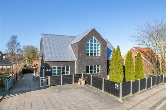 Viborgvej 44 og 1 anden boliger er kommet til salg denne uge i Støvring - se boligerne her.