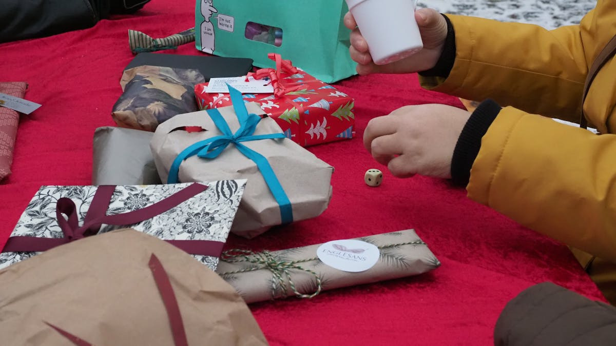 Den Store Pakkeleg på julemarkedet i Hillerød