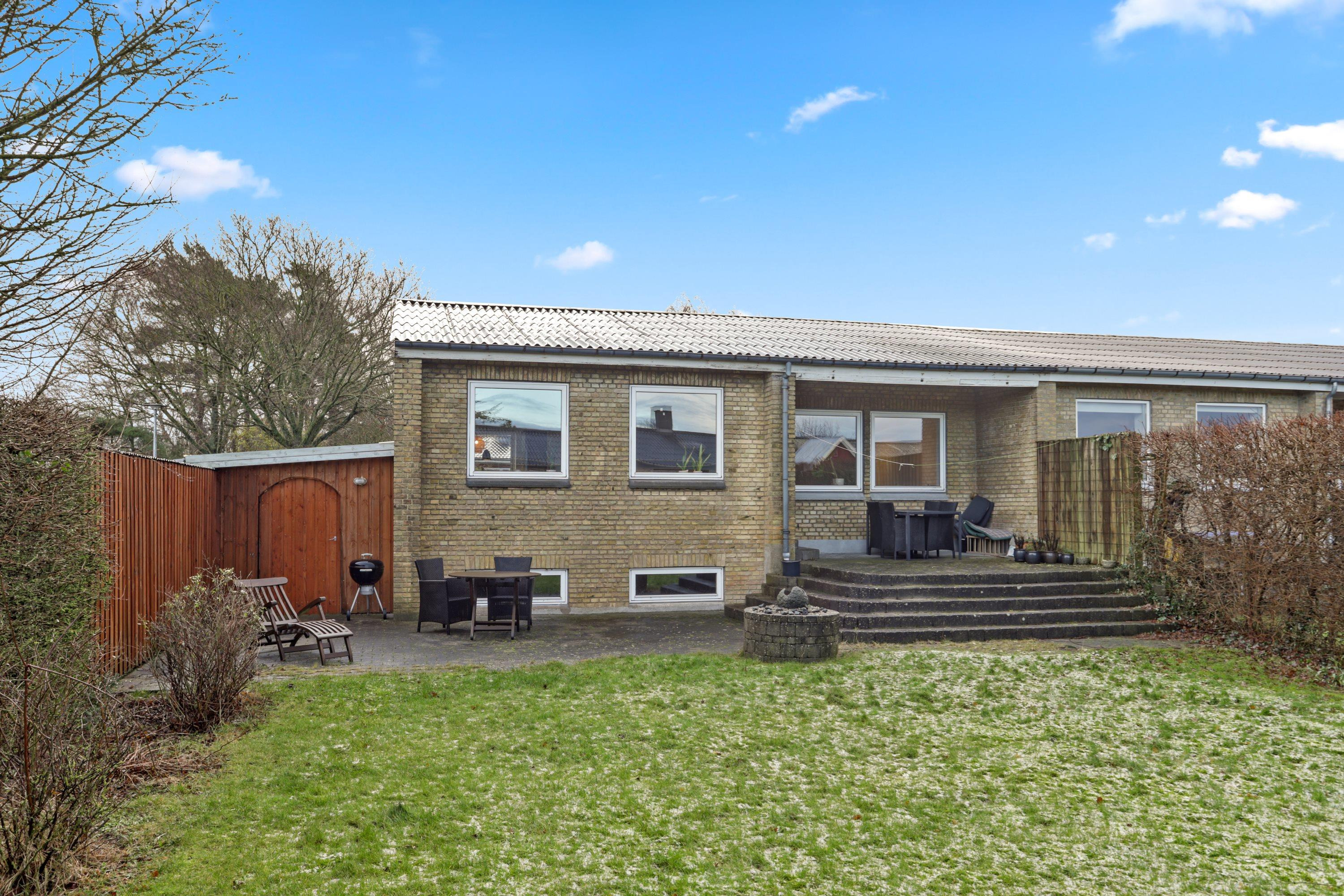 To-etagers enderækkehus med moderne opdateringer og hyggelig have