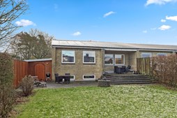 To-etagers enderækkehus med moderne opdateringer og hyggelig have