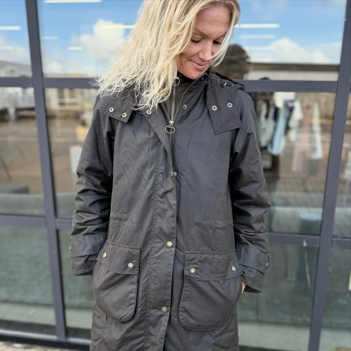Livingshop Holstebro præsenterer Barbour Long Cannich Wax Jacket i klassisk britisk stil