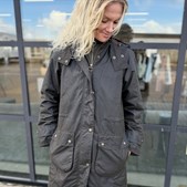 Livingshop Holstebro præsenterer Barbour Long Cannich Wax Jacket i klassisk britisk stil