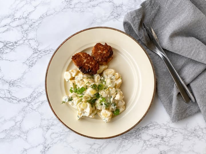 Kartoffelsalat med frikadeller vender tilbage på menuen hos Farmors Cafe