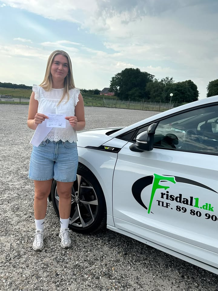 Frisdal Køreskole fejrer Natasia Strauss for bestået køreprøve