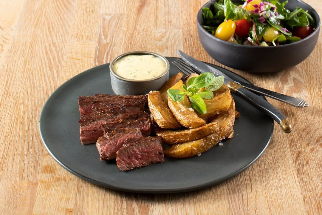 Frederiksberg Kødforsyning tilbyder fredagsmenu i uge 4 med steak frites