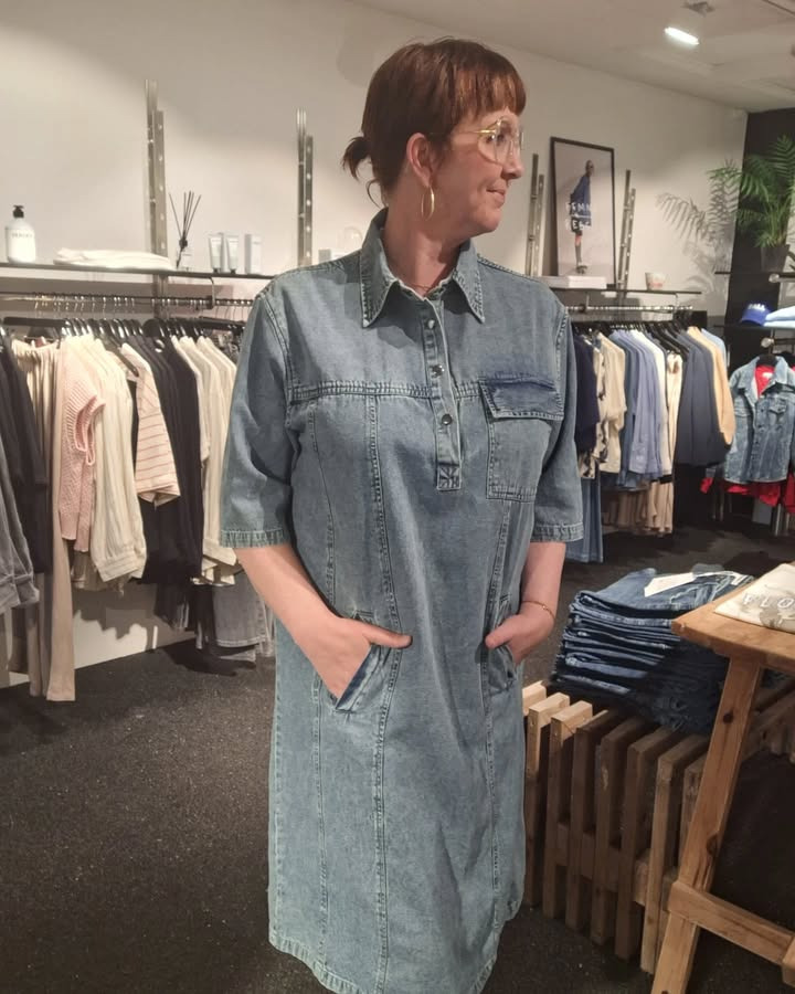 Lux By Jakobsen præsenterer den nye Denim kjole fra HUMBLE by Sofie