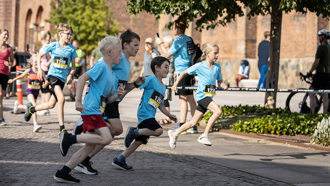 Over 6000 børn og unge fejrer Holstebros jubilæum med stort motionsløb