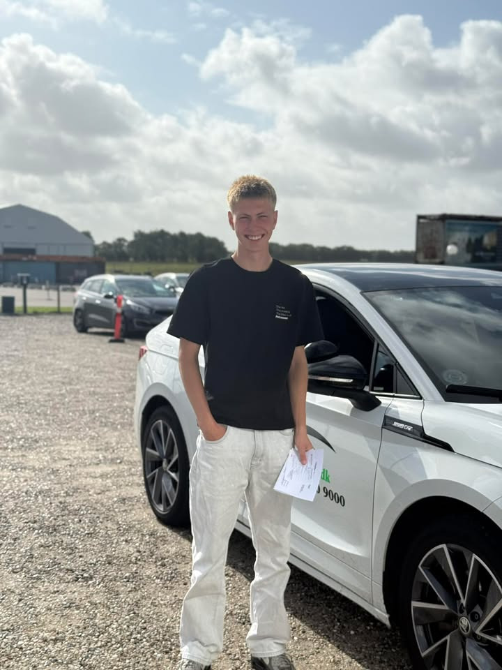 Frisdal Køreskole I/S fejrer Williams hurtige gennemførelse af kørekortet