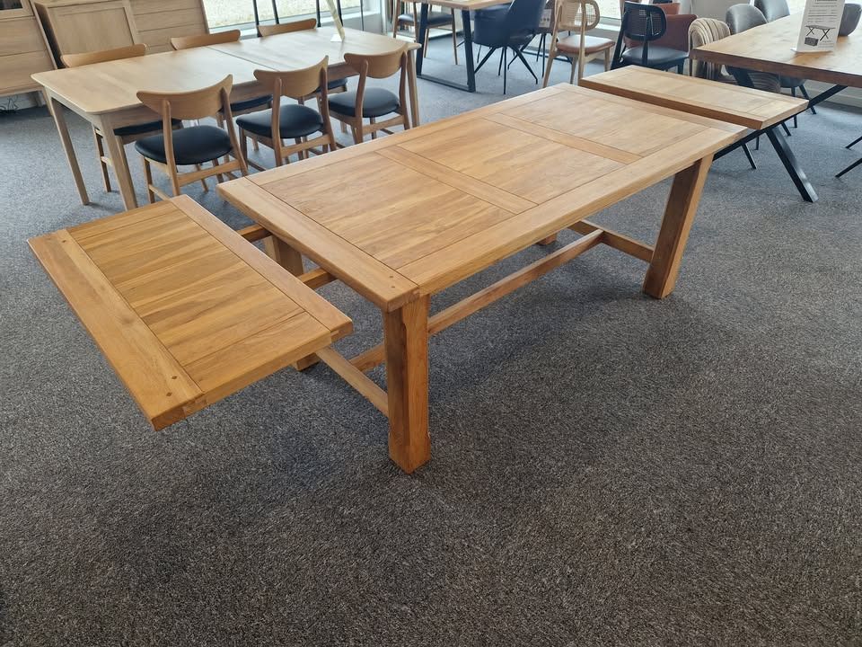 Hovelind Møbler tilbyder stuesæt i massivt egetræ til nedsat pris