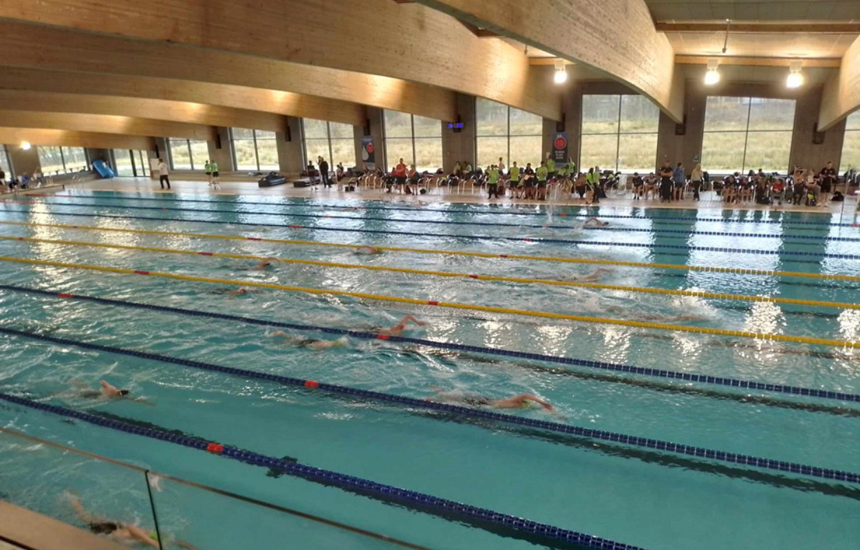 Odder Svømmeklub imponerer ved Region Midt Distancestævne og forbereder sig på kommende hjemmebanestævne