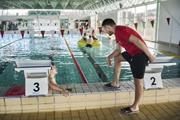 Slagelse Svømmehal fejrer 50-års jubilæum med nostalgisk familiedag og billetpriser fra 1975